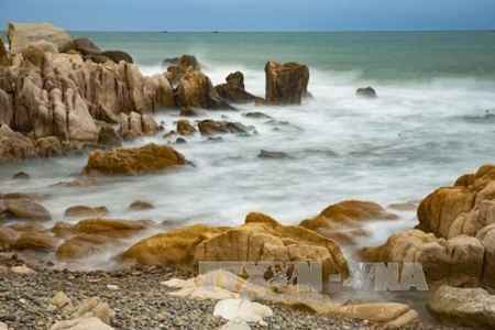 Vẻ đẹp tuyệt mỹ của biển và bãi đá bảy màu Cổ Thạch